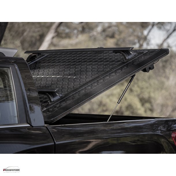 ISUZU D-MAX SPACE-CAB OUTBACK - SCHWARZ