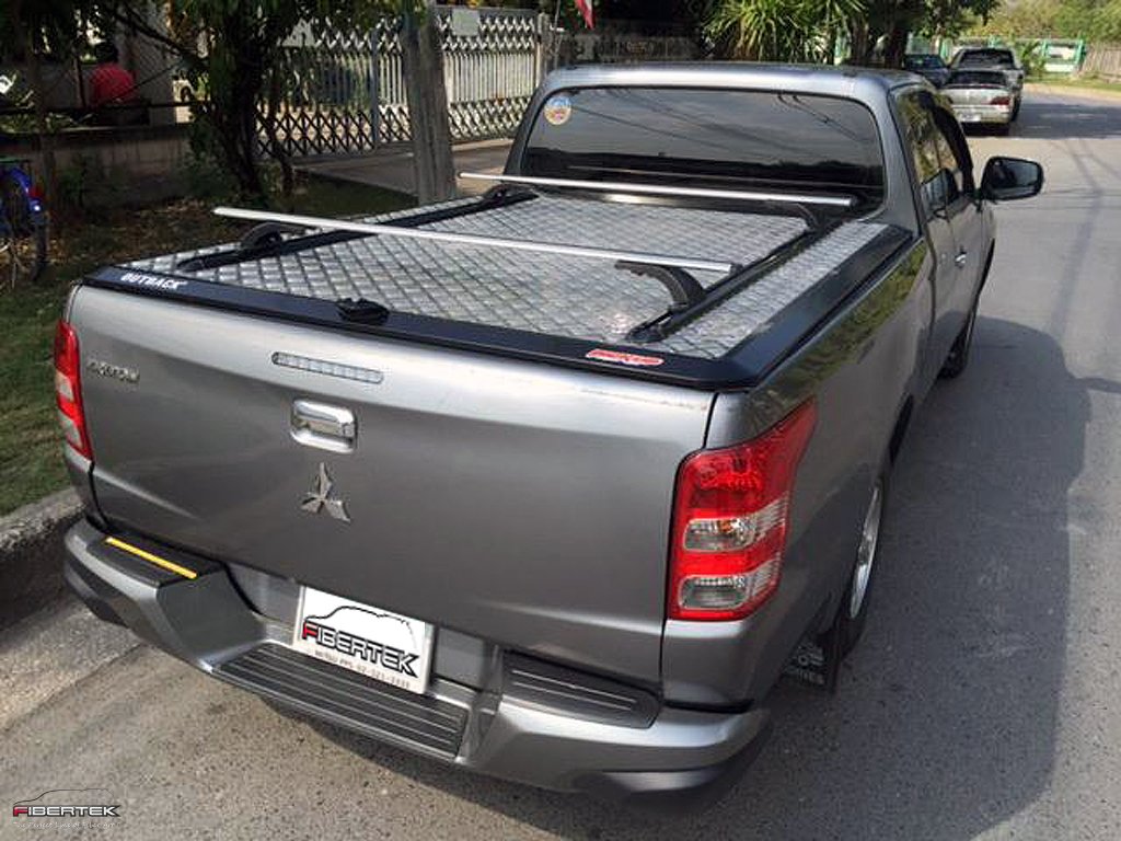 MITSUBISHI L200 MEGA CLUB-CAB OUTBACK - BLACK